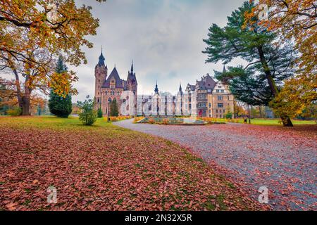 MOSZNA, POLEN - 24. OKTOBER 2017 ; das Schloss Moszna, erbaut im 17. Jahrhundert, erweitert von 1900 bis 1914, ist ein historischer Palast in Moszna, Stockfoto