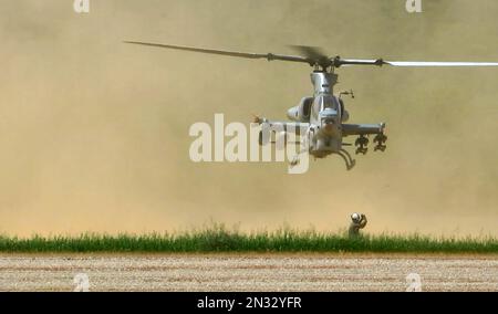 13. Marine Expeditionary Unit Helikopter in einer militärischen Trainingsübung auf einer Dirt-Landebahn, Fort Hunter Liggett, Kalifornien. Stockfoto