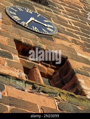Geschnitzte Cheshire Cat, & Clock, St Wilfrids, Church LN, Grappenhall Village, South Warrington, Cheshire, England, Großbritannien, WA4 3EP Stockfoto