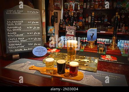 Bar mit dritter Paddel, einem Pint echtem Ale und einer Speisekarte mit Bieren, Appleton Thorn Village Hall, Warrington, Cheshire, England, UK, WA4 4RT Stockfoto