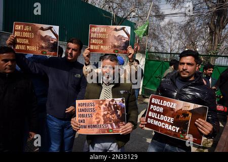 7. Februar 2023, Srinagar, Jammu und Kaschmir, Indien: Mitglieder der Demokratischen Volkspartei (PDP) werden während des Protests gegen Landräumungsaktionen mit lauter Schlagworten gesehen. (Kreditbild: © Mubashir Hassan/Pacific Press via ZUMA Press Wire) NUR REDAKTIONELLE VERWENDUNG! Nicht für den kommerziellen GEBRAUCH! Stockfoto