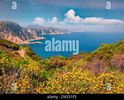 Landschaftsfotografie aus der Luft. Wunderbarer Sommerblick auf den Strand von Agia eleni. Beeindruckende morgendliche Meereslandschaft des Mittelmeers. Fantastische Outdoor-Szene von Ke Stockfoto