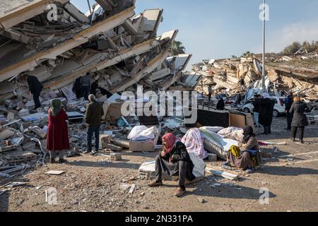 Hatay Antakya, Türkei. 7. Februar 2023. Bürger und Erdbebenopfer nach dem Erdbeben in Hatay Antakya, Türkei. Die Such- und Rettungsbemühungen in den Trümmern der zerstörten Gebäude in Hatay, einen Tag nach den Erdbeben der Ausmaße 7,7 und 7,6, deren Epizentrum sich in den Bezirken Pazarcik und Elbistan von Kahramanmaras befindet, die 10 Provinzen betreffen, werden fortgesetzt. (Kreditbild: © Tolga Ildun/ZUMA Press Wire) NUR REDAKTIONELLE VERWENDUNG! Nicht für den kommerziellen GEBRAUCH! Stockfoto