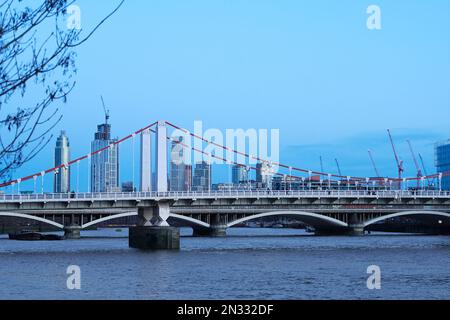 Chelsea-Brücke über die Themse, London, England, mit Vauxhall-Wolkenkratzern im Hintergrund. Stockfoto