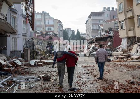 Hatay Antakya, Türkei. 7. Februar 2023. Bürger und Erdbebenopfer nach dem Erdbeben in Hatay Antakya, Türkei. Die Such- und Rettungsbemühungen in den Trümmern der zerstörten Gebäude in Hatay, einen Tag nach den Erdbeben der Ausmaße 7,7 und 7,6, deren Epizentrum sich in den Bezirken Pazarcik und Elbistan von Kahramanmaras befindet, die 10 Provinzen betreffen, werden fortgesetzt. (Kreditbild: © Tolga Ildun/ZUMA Press Wire) NUR REDAKTIONELLE VERWENDUNG! Nicht für den kommerziellen GEBRAUCH! Stockfoto