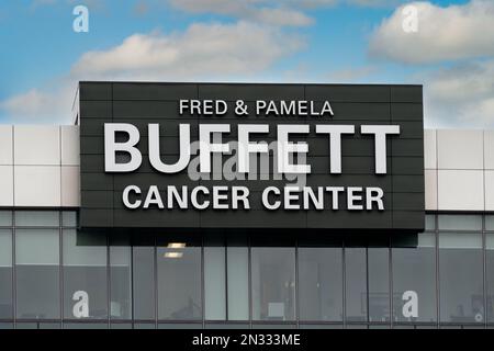 OMAHA, NE, USA - 4. NOVEMBER 2022: Außenansicht des Fred and Pamela Buffett Cancer Center. Stockfoto