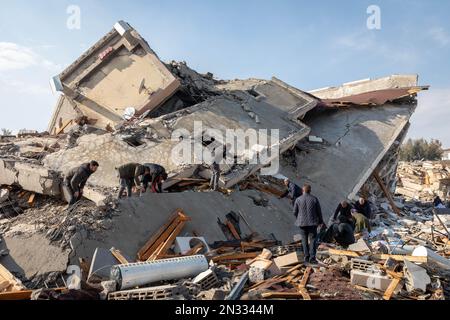 Hatay Antakya, Türkei. 7. Februar 2023. Bürger und Erdbebenopfer nach dem Erdbeben in Hatay Antakya, Türkei. Die Such- und Rettungsbemühungen in den Trümmern der zerstörten Gebäude in Hatay, einen Tag nach den Erdbeben der Ausmaße 7,7 und 7,6, deren Epizentrum sich in den Bezirken Pazarcik und Elbistan von Kahramanmaras befindet, die 10 Provinzen betreffen, werden fortgesetzt. (Kreditbild: © Tolga Ildun/ZUMA Press Wire) NUR REDAKTIONELLE VERWENDUNG! Nicht für den kommerziellen GEBRAUCH! Stockfoto