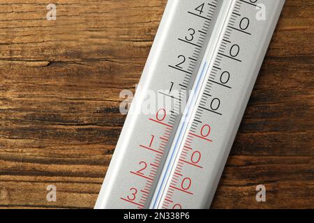 Modernes Wetterthermometer auf Holzhintergrund, Nahaufnahme Stockfoto