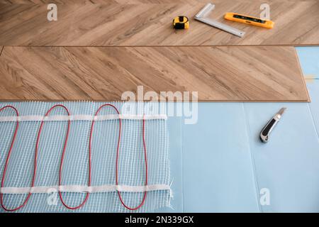Installation eines modernen Fußbodenheizungssystems im Innenbereich Stockfoto