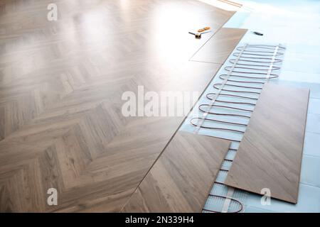 Installation eines modernen Fußbodenheizungssystems im Innenbereich Stockfoto