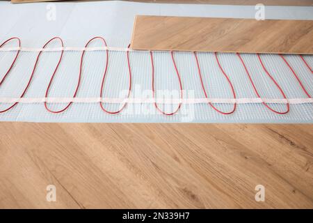 Installation eines modernen Fußbodenheizungssystems im Innenbereich Stockfoto