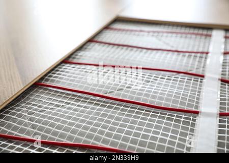 Installation eines modernen Fußbodenheizsystems in Innenräumen, Nahaufnahme Stockfoto
