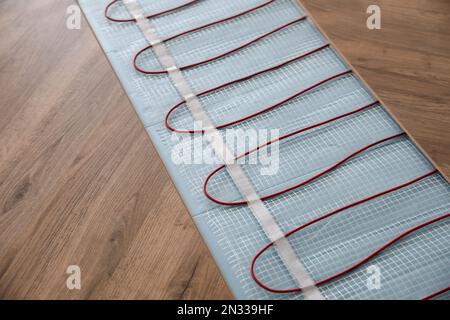 Installation eines modernen Fußbodenheizungssystems im Innenbereich Stockfoto