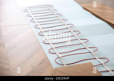 Installation eines modernen Fußbodenheizungssystems im Innenbereich Stockfoto