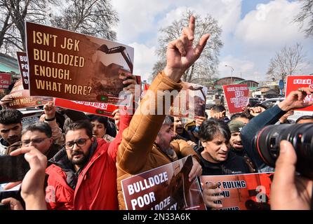 7. Februar 2023, Srinagar, Jammu und Kaschmir, Indien: Mitglieder der Demokratischen Volkspartei (PDP) werden während des Protests gegen Landräumungsaktionen mit lauter Schlagworten gesehen. (Kreditbild: © Mubashir Hassan/Pacific Press via ZUMA Press Wire) NUR REDAKTIONELLE VERWENDUNG! Nicht für den kommerziellen GEBRAUCH! Stockfoto