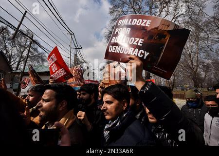 7. Februar 2023, Srinagar, Jammu und Kaschmir, Indien: Mitglieder der Demokratischen Volkspartei (PDP) werden während des Protests gegen Landräumungsaktionen mit lauter Schlagworten gesehen. (Kreditbild: © Mubashir Hassan/Pacific Press via ZUMA Press Wire) NUR REDAKTIONELLE VERWENDUNG! Nicht für den kommerziellen GEBRAUCH! Stockfoto