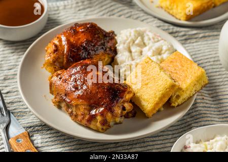 Hausgemachte gesunde BBQ Hühnchen Schenkel mit Barbecue Sauce Stockfoto