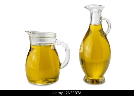 Natives Olivenöl extra in einer 250-ml-Glaskanne und in einem ägyptischen Glaskrümel, isoliert auf weißem Boden mit Schnittweg Stockfoto