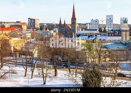 Blick auf die Stadt im Winter vom Dach des Finlayson-Industriebaums in Tampere Finnland Stockfoto