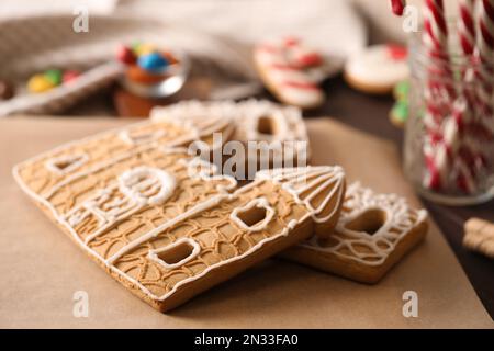 Teile des Lebkuchenhauses auf Pergament, Schließung Stockfoto