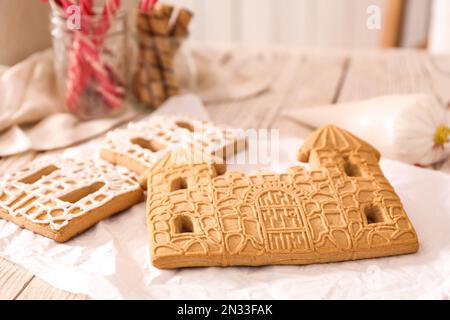 Teile des Lebkuchenhauses liegen auf dem Tisch, schließen Stockfoto