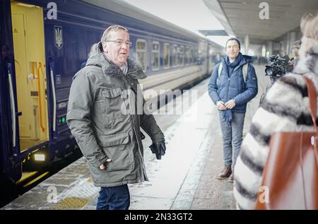 Kiew, Ukraine. 07. Februar 2023. Boris Pistorius (SPD), Bundesminister für Verteidigung, kommt heute Morgen mit dem Nachtzug aus Polen am Bahnhof in Kiew an. Der Minister besucht die ukrainische Hauptstadt etwa zwei Wochen nach seinem Amtsantritt zu politischen Gesprächen über Waffenlieferungen. Kredit: Kay Nietfeld/dpa/Alamy Live News Stockfoto