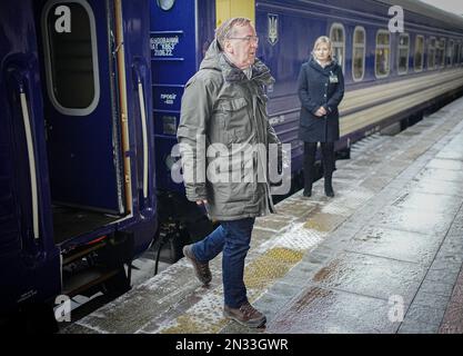 Kiew, Ukraine. 07. Februar 2023. Boris Pistorius (SPD), Bundesminister für Verteidigung, kommt heute Morgen mit dem Nachtzug aus Polen am Bahnhof in Kiew an. Der Minister besucht die ukrainische Hauptstadt etwa zwei Wochen nach seinem Amtsantritt zu politischen Gesprächen über Waffenlieferungen. Kredit: Kay Nietfeld/dpa/Alamy Live News Stockfoto