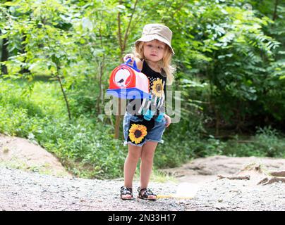 Kaukasisches Kleinkind auf Entdeckungsreise im Freien. Sommer-Wunschliste für Kleinkinder Stockfoto