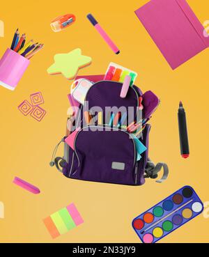 Rucksack umgeben von fliegenden Schulunterlagen auf gelbem Hintergrund Stockfoto