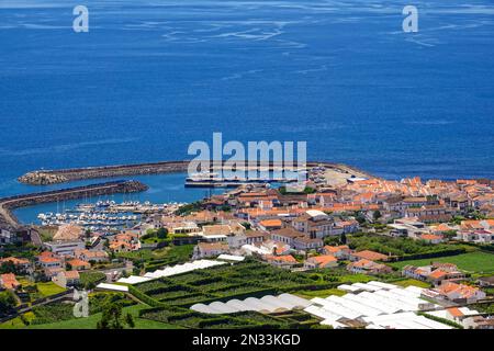 Blick auf den Hafen mit Ananas- und Bananenplantagen im Landesinneren vom Aussichtspunkt auf die Nossa Senhora da Paz oder die Kapelle Our Lady of Peace in Vila Franca do Campo auf der Insel Sao Miguel, Azoren, Portugal. Das Dorf wurde Mitte des 15. Jahrhunderts von Goncalo Vaz Botelho gegründet. Stockfoto