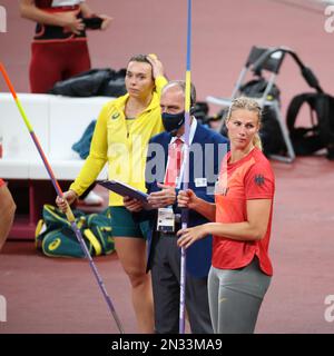 06. AUGUST 2021 - Tokio, Japan: Kelsey-Lee-BARBIER aus Australien und Christin HUSSONG aus Deutschland im Athletics Women's Javelin throw Final im Tokio Stockfoto