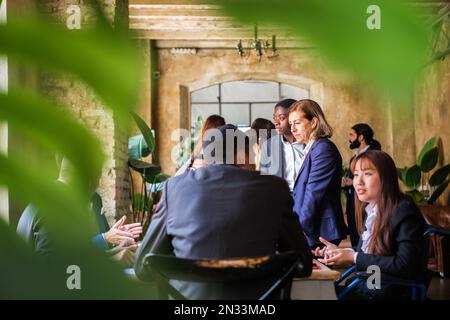Eine Gruppe von Geschäftsleuten eines Unternehmens versammelte sich zu der vierteljährlichen Investorenversammlung. Konzept: Geschäft, Teamarbeit, Erfolg Stockfoto