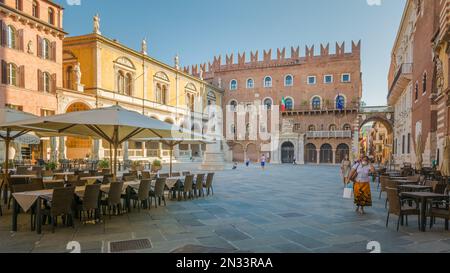 Die Piazza dei Signori ist das bürgerliche und politische Herz von Verona, mit der Statue von Dante in der Mitte des Platzes - Verona, Veneto, Italien Stockfoto