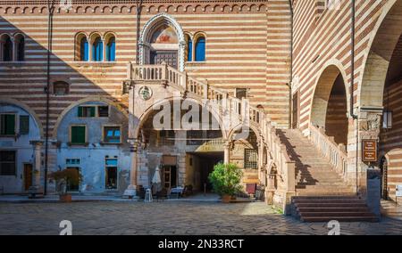 Gotische Treppe des Palastes der Vernunft (Palazzo della Ragione), historischer Palast von Verona, im historischen Zentrum von Verona, Veneto, Italien Stockfoto