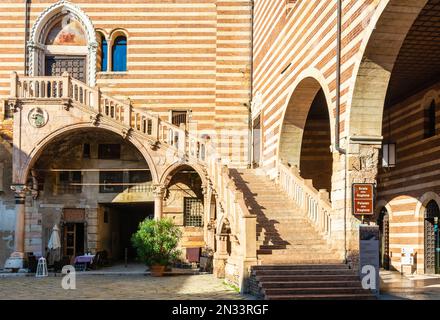 Gotische Treppe des Palastes der Vernunft (Palazzo della Ragione), historischer Palast von Verona, im historischen Zentrum von Verona, Veneto, Italien Stockfoto