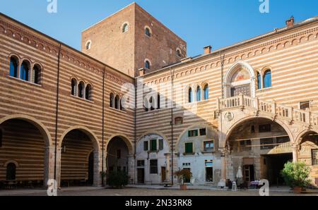 Palast der Vernunft (Palazzo della Ragione), historischer Palast von Verona, zwischen Piazza delle Erbe und Piazza dei Signori. Verona, Region Venetien in Stockfoto