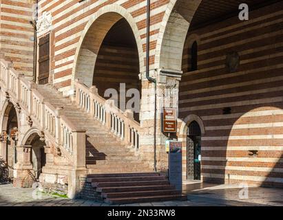 Gotische Treppe des Palastes der Vernunft (Palazzo della Ragione), historischer Palast von Verona, im historischen Zentrum von Verona, Veneto, Italien Stockfoto