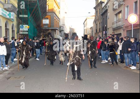 02-4-2023 - Italien, Sardinien, Sassari, Karneval in Macomer „Carrasegare in Macomer“ Parade der traditionellen sardischen Masken. Gruppe von 'Sos Gigantes de SE Stockfoto