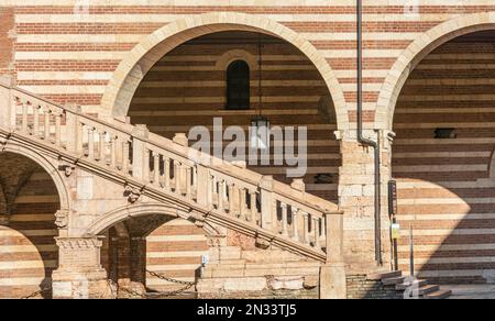 Gotische Treppe des Palastes der Vernunft (Palazzo della Ragione), historischer Palast von Verona, im historischen Zentrum von Verona, Veneto, Italien Stockfoto