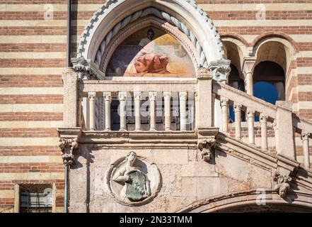 Gotische Treppe des Palastes der Vernunft (Palazzo della Ragione), historischer Palast von Verona, im historischen Zentrum von Verona, Veneto, Italien Stockfoto