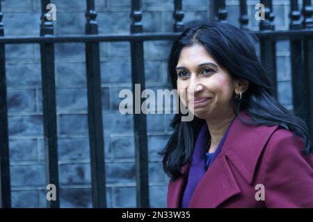 7. Februar 2023, Downing St, London, Vereinigtes Königreich nach dieser morgendlichen Umbesetzung kommen die Kabinettsminister zu einer verzögerten Kabinettssitzung am Nachmittag. IM BILD: Suella Braverman, Innenministerin Bridget Catterall AlamyLiveNews Stockfoto