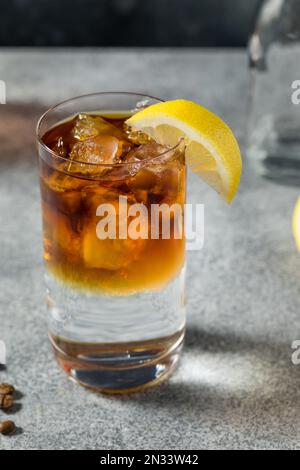 Schnapscocktail mit kaltem Bourbon und Tonic und Kaffee Stockfoto