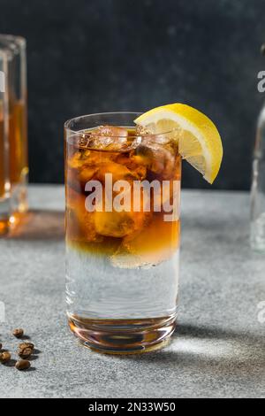 Schnapscocktail mit kaltem Bourbon und Tonic und Kaffee Stockfoto