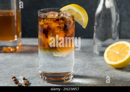 Schnapscocktail mit kaltem Bourbon und Tonic und Kaffee Stockfoto