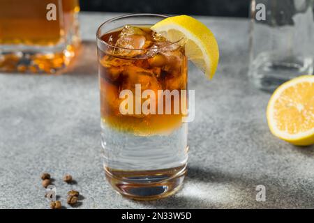 Schnapscocktail mit kaltem Bourbon und Tonic und Kaffee Stockfoto