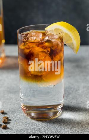 Schnapscocktail mit kaltem Bourbon und Tonic und Kaffee Stockfoto