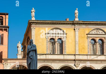 Marmorstatue von Dante Alighieri, dem wichtigsten italienischen Dichter auf dem Platz Piazza dei Signori, Verona, Veneto, Norditalien, Europa Stockfoto