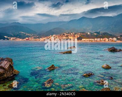 Düsterer Blick am Morgen auf den öffentlichen Strand von Potam. Malerische Küstenlandschaft der Adria am Morgen. Spektakuläres Stadtbild von Himare, Albanien, Europa. Reisen c Stockfoto