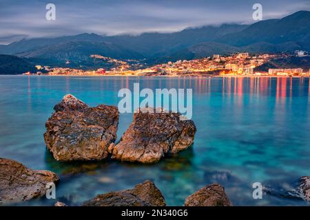 Ruhiger Blick auf den öffentlichen Strand von Potam. Malerische morgendliche Meereslandschaft der Adria. Beleuchtetes Stadtbild der Stadt Himare, Albanien, Europa. Auf Reisen Stockfoto