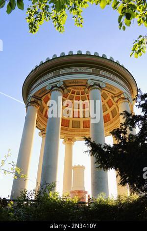 Ein vertikales Bild eines wunderschönen Pavillons im Englischen Garten in München, Bayern Stockfoto